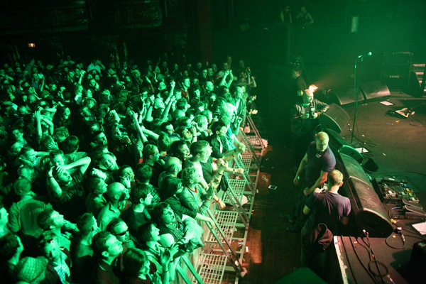 crowd-for-the-charlatans-07-pat-pope